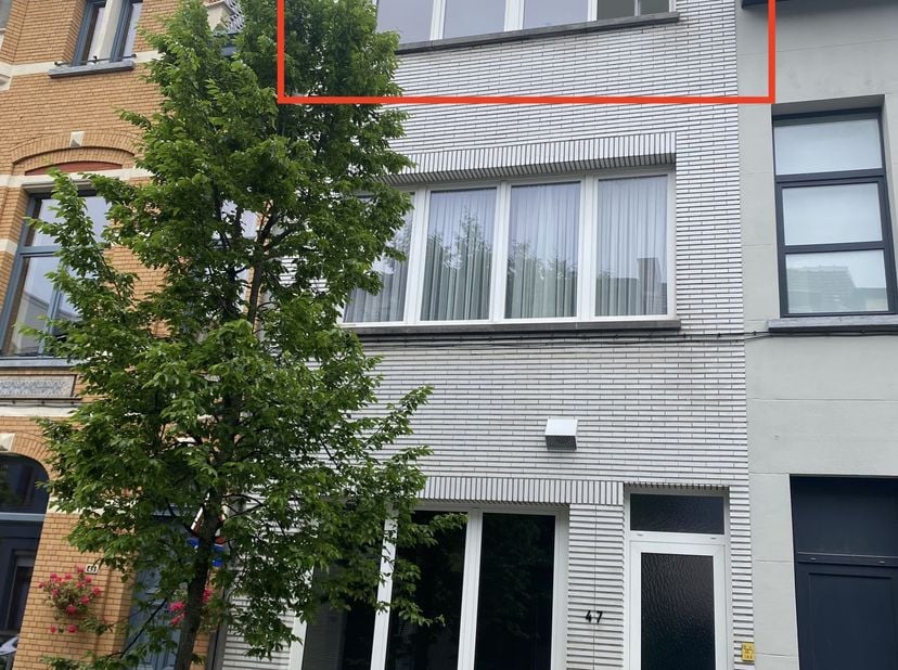 Volledig gerenoveerd appartement (2025) in kleinschalig gebouw met 1 ruime slaapkamer. Het appartement is gelegen op de tweede verdieping, nabij openb